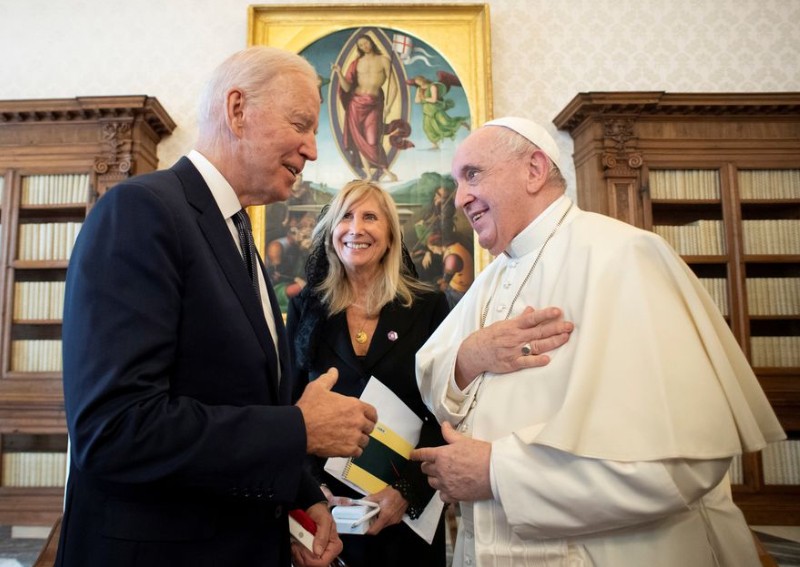 Emotional Biden praises Pope Francis' style of Catholicism