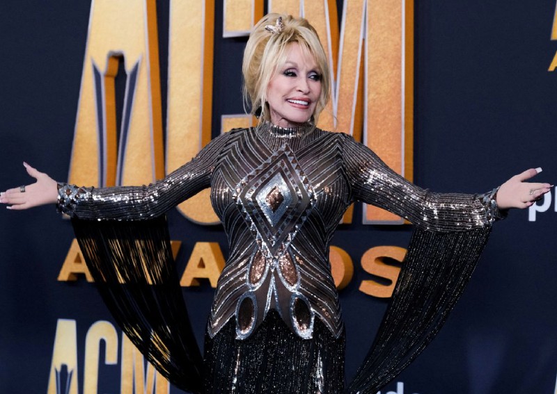 Dolly Parton receives $140 million award from Jeff Bezos