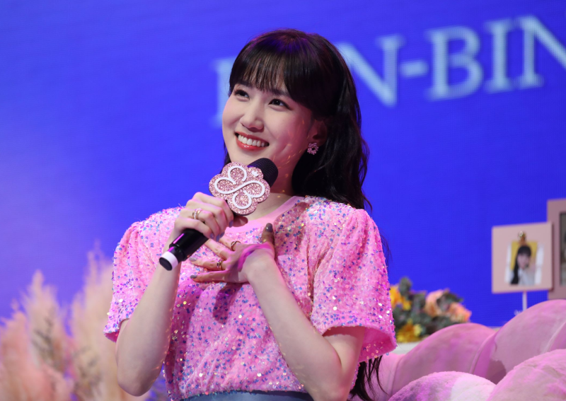 Park Eun-bin customises tote bags during fanmeet for a few lucky Singapore fans