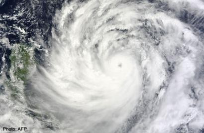 Strong typhoon heads for Japan, nuclear plant
