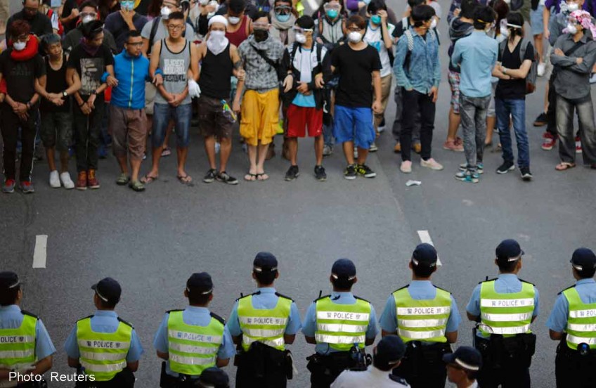 Hong Kong protests: Hundreds of men tried to break through protester barricades in Admiralty