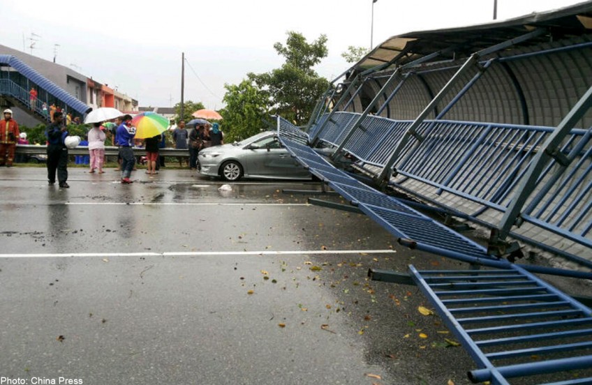 5 hurt as 40m-long top crashes onto road