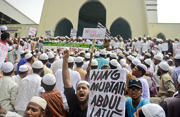 Sacked Bangladesh minister faces arrest for Haj criticism