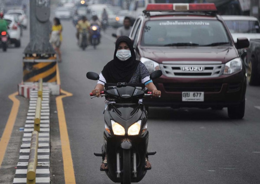 Masks given out as haze blankets southern Thailand