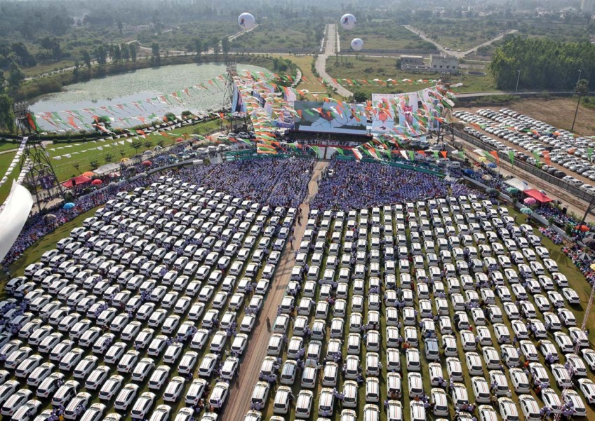 Indian diamond merchant makes gift of 600 cars to staff with Modi's help