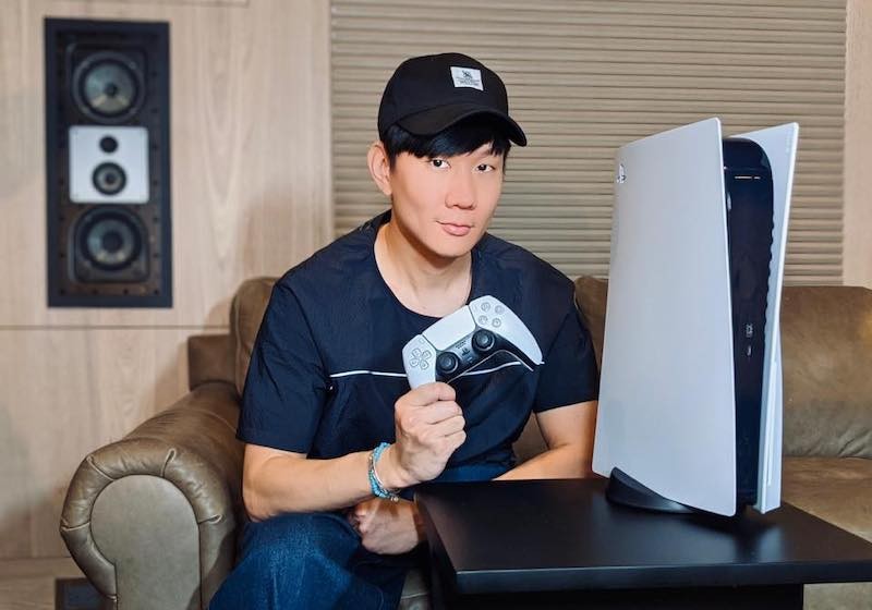 JJ Lin flexes that he's the first in Asia to lay hands on a PS5, much to the envy of everyone else