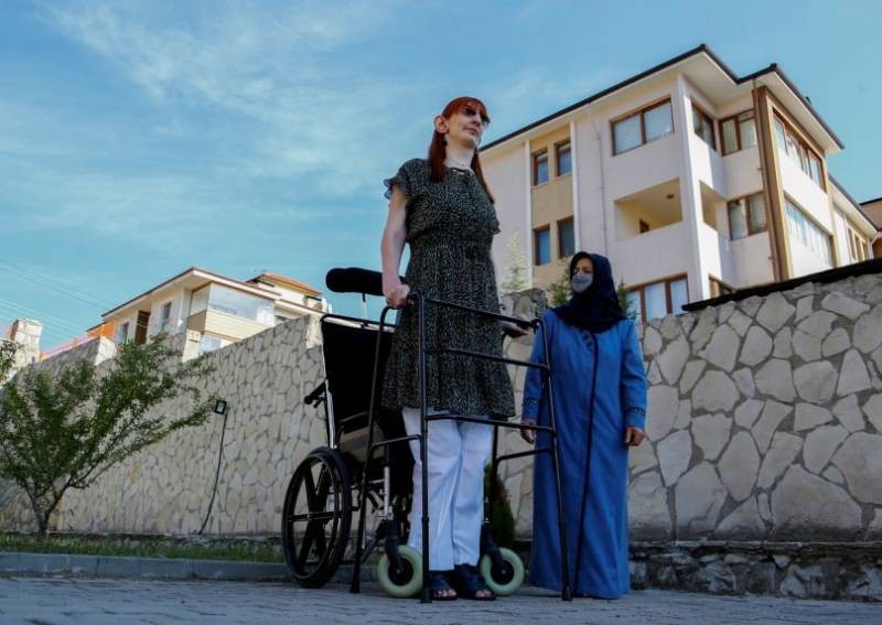 World's tallest woman wants to use record to celebrate differences