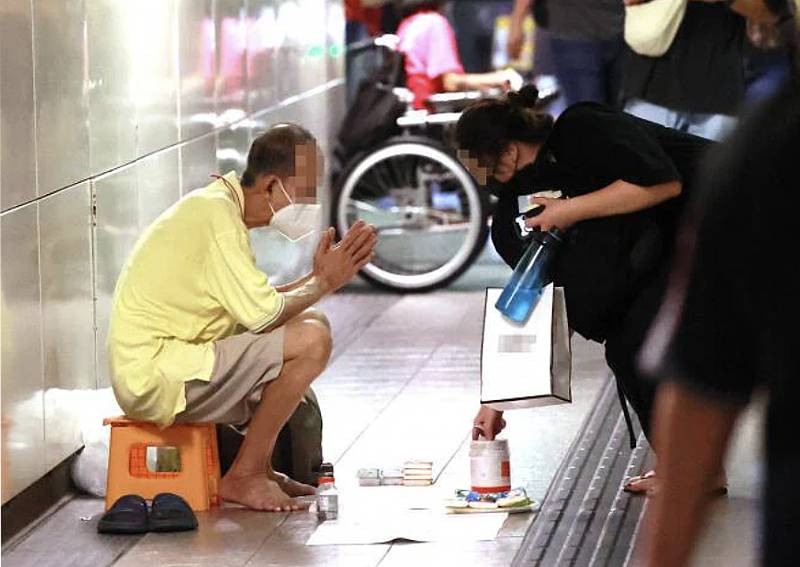 Fraud or not? Elderly man begs for money at Ang Mo Kio, claims it's to raise money for mum's funeral