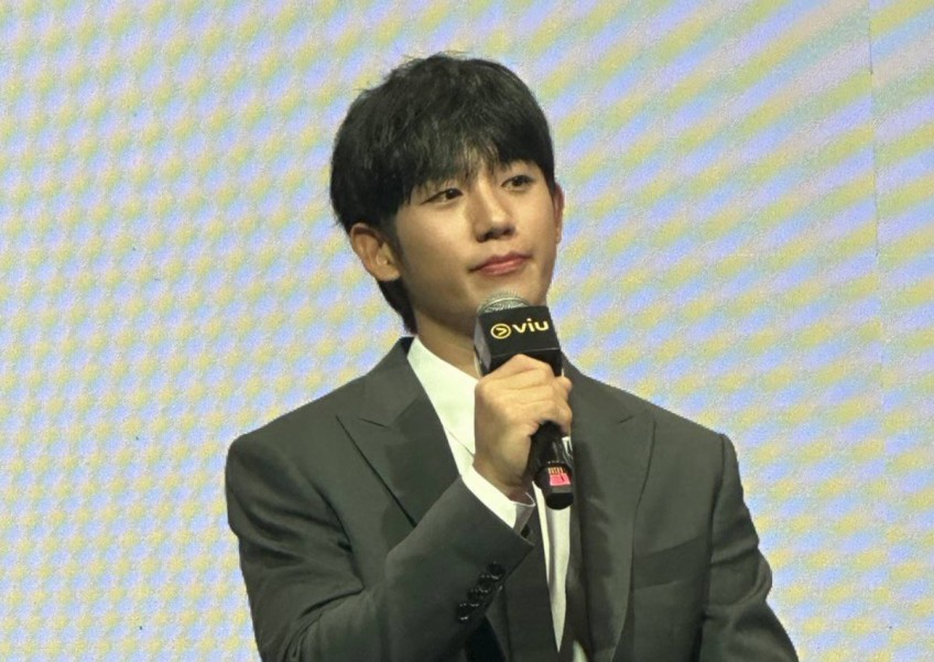 'Please don't sell it on Carousell', Jung Hae-in jokes before handing gifts to fans at Singapore fan-meet