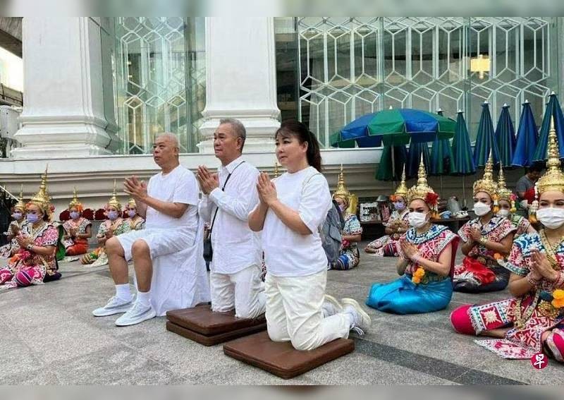 2 wishes fulfilled in 3 years: Richard Low hires 52 dancers for $4,000 to express gratitude at Bangkok's Erawan Shrine 