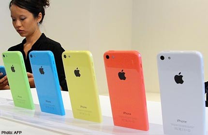 New iPhones fail to impress markets, analysts
