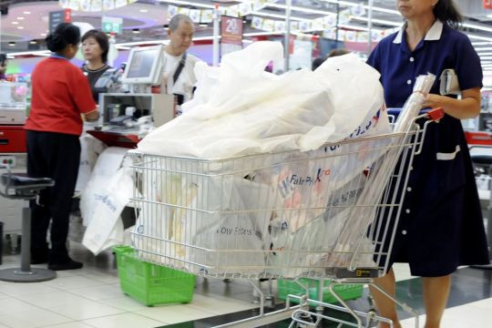 Shoppers at 7 FairPrice outlets to pay for plastic bags in month-long trial