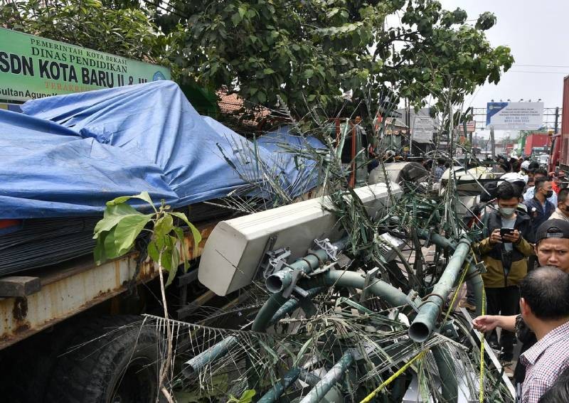 10 killed in Indonesia in truck crash outside school