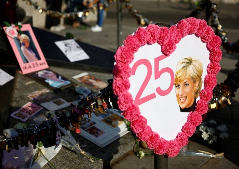 Mourners mark Princess Diana's death in Paris, 25 years on