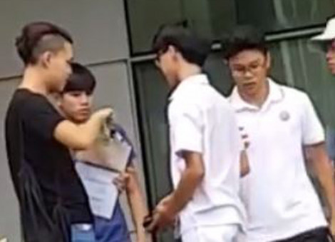 Men claiming to be cops filmed forcefully asking for donations in Punggol