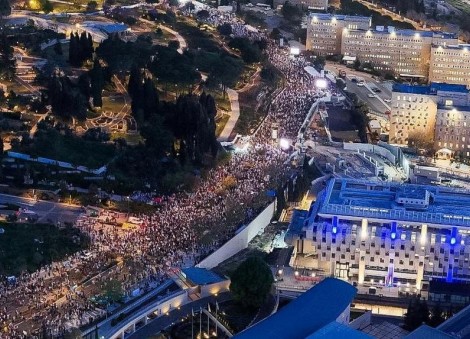 Tens of thousands rally against Netanyahu government in Jerusalem