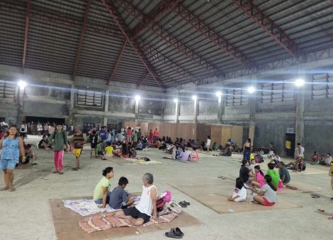 Residents begin to return home after Philippine quake kills 1