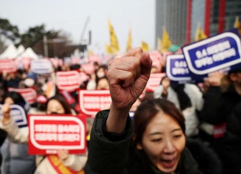 South Korea sets up hotline to support doctors defying walkout