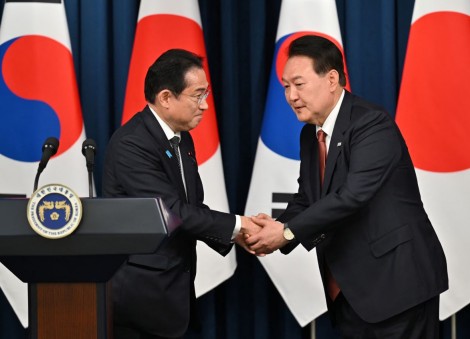 South Korea's Yoon praises Japan's Kishida for his efforts to mend ties