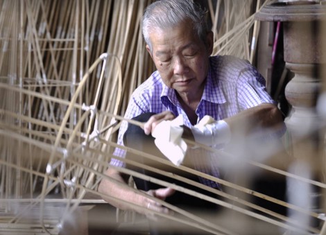 This traditional Chinese paper house crafter knows it's a dying trade, but chooses to soldier on 