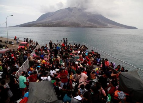 Evacuation continues following Indonesia's Ruang volcano eruption