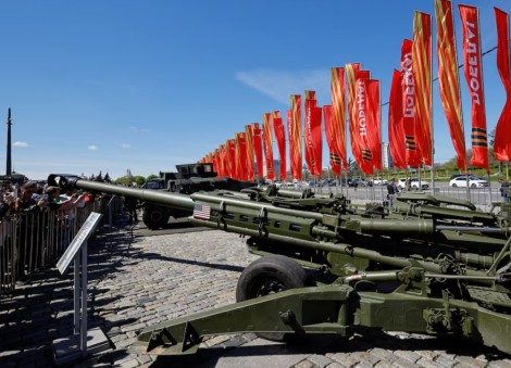 Russians throng to display of Western 'trophy' tanks captured in Ukraine