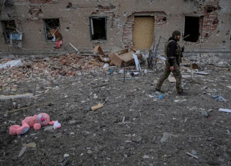 Ukrainian forces near besieged city say they badly need ammunition