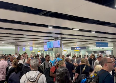 UK passport control hit by outage causing long waits at airports