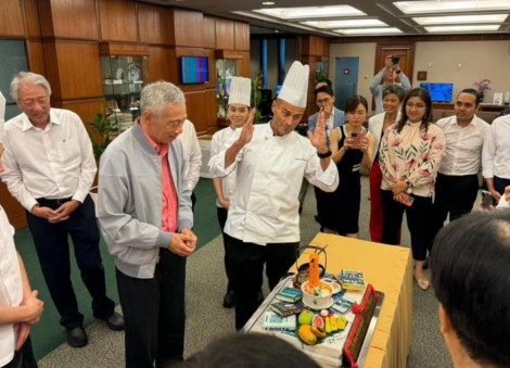 'Kamsiah': PM Lee presented with 3D 'mee siam' cake on his last day of Parliament as prime minister
