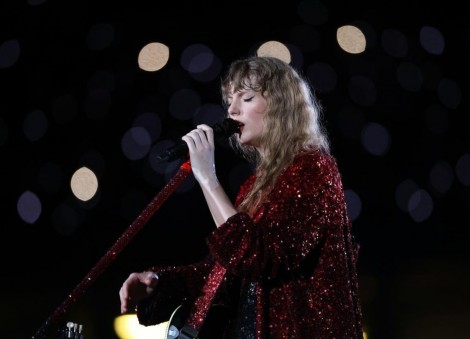 Taylor Swift thanks the Eras Tour crew who worked during time off to bring new segment to show