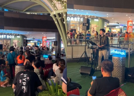 He's back: 'Cathay busker' Jeff Ng plays to estimated crowd of over 1,000 at Punggol Waterway Point