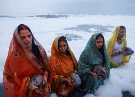 Indian capital resumes some activities despite hazardous air, river foam