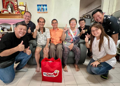 Elderly man loses his way, over 50 volunteers in Yishun work together to bring him home