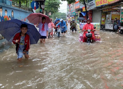 Heavy rain hits north Vietnam, halting traffic in Hanoi