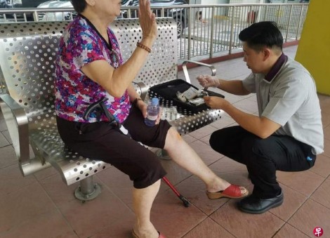 This made my day: SBS Transit staff helps elderly woman who fell, administers first aid to her wound